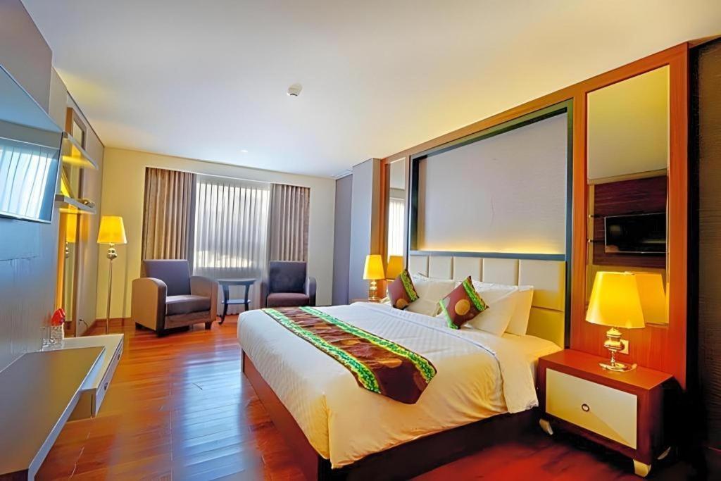 Grand Qin Hotel Banjarbaru Eksteriør bilde